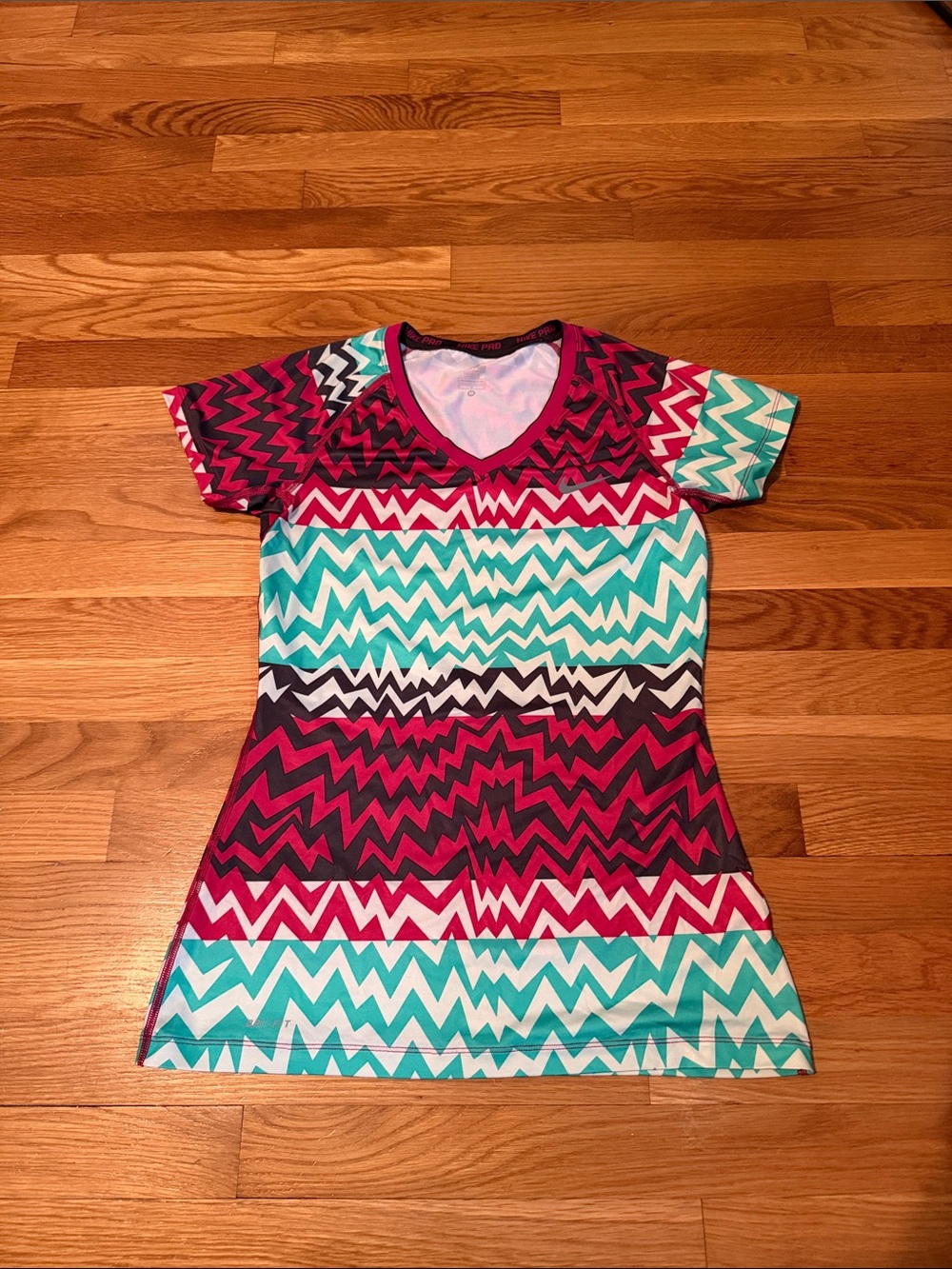 Nike Short Sleeve Chevron V‑Neck Tee in Teal, Magenta & Black